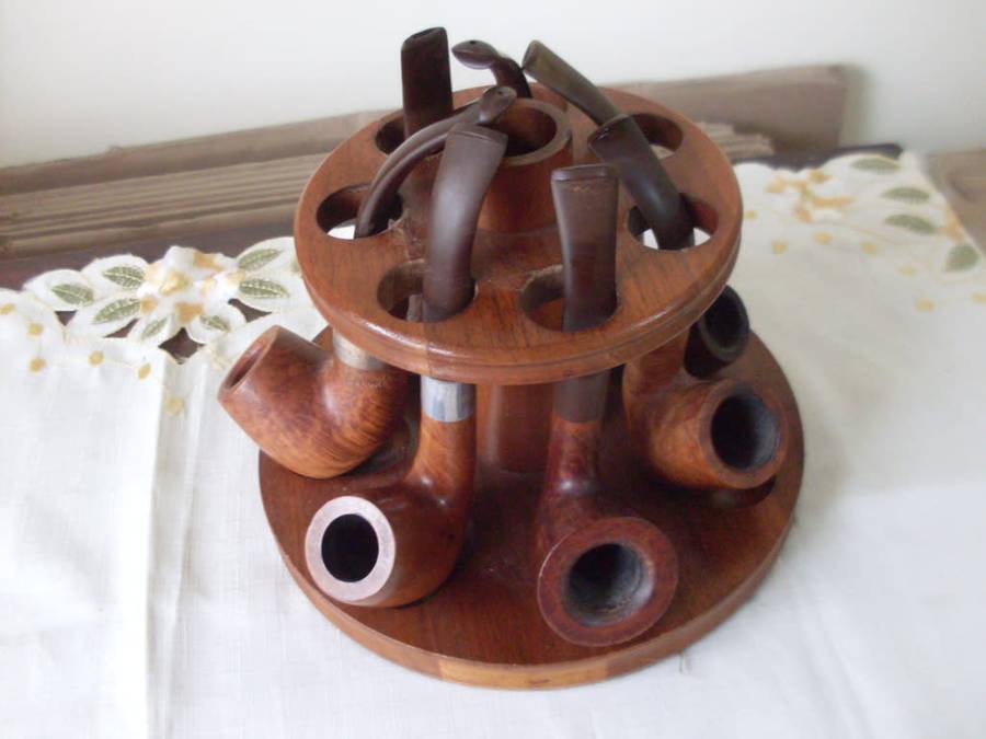 WOODEN PIPE STAND WITH 7 VARIOUS STUNNING SMOKING PIPES.......1 PIPE HALLMARK SILVER MOUNTED