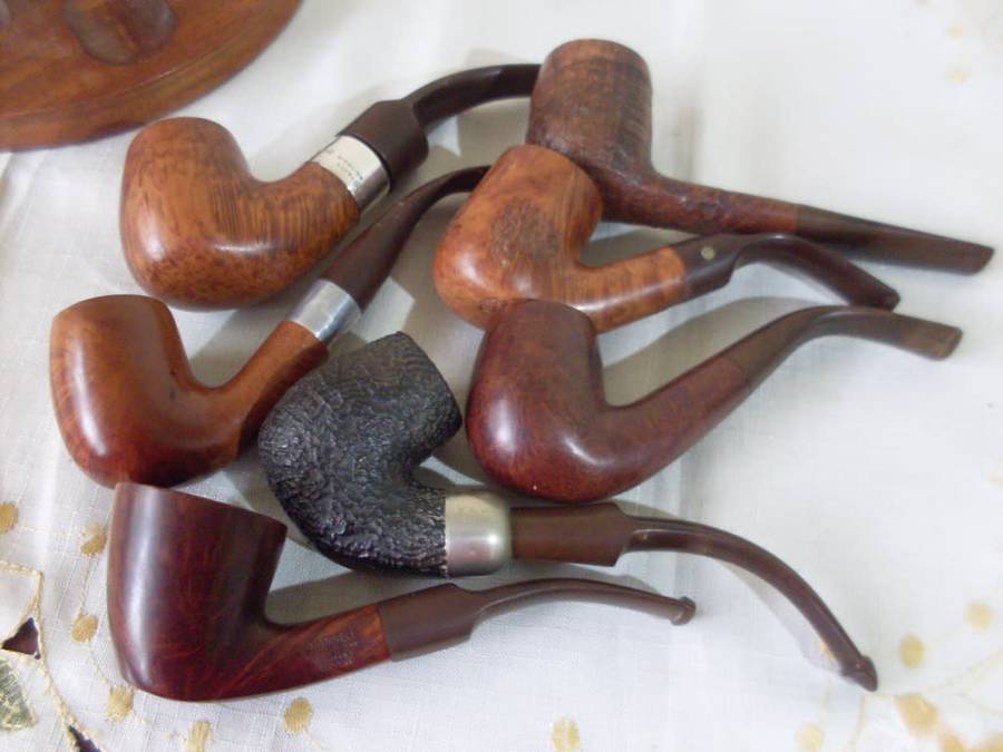 WOODEN PIPE STAND WITH 7 VARIOUS STUNNING SMOKING PIPES.......1 PIPE HALLMARK SILVER MOUNTED