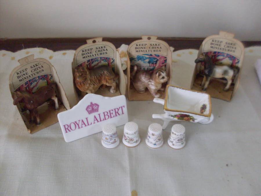 CUTE ROYAL ALBERT PORCELAIN WHEELBARROW/ DISPLAY NAME PLAQUE +ROYAL DOULTON 4 SEASONS THIMBLES