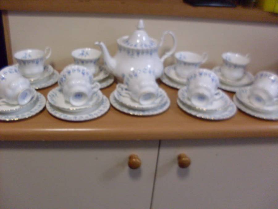 ROYAL ALBERT MEMORY LANE 29 PIECE TEASET....DAMAGE FREE