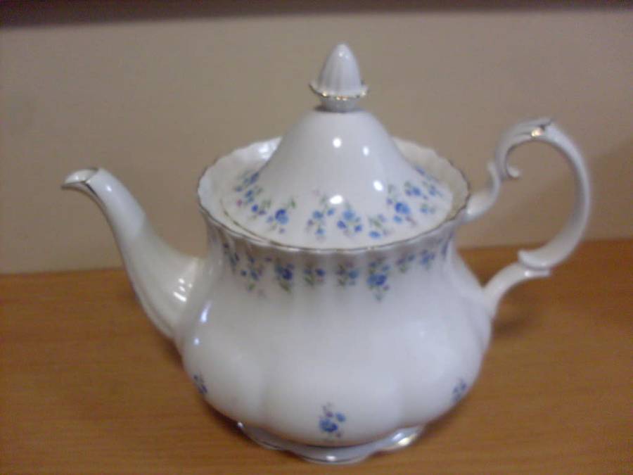 ROYAL ALBERT MEMORY LANE 29 PIECE TEASET....DAMAGE FREE