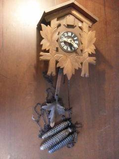 A PRETTY GERMAN CUCKOO CLOCK !!!!! COMPLETE !!!!! WORTH A LOOK !!!!