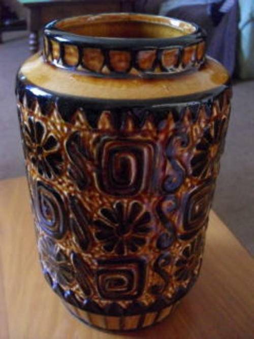 AN INTERESTING DESIGN VASE !!!!!!!