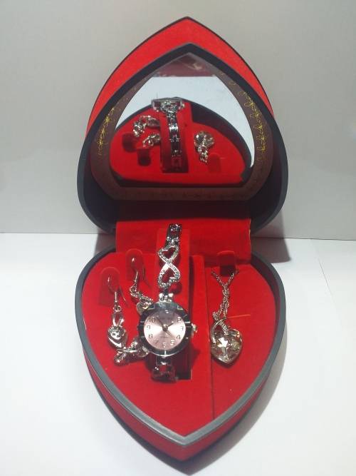 GIFT SET ( 4pc ) IN A BEAUTIFUL GIFT BOX WITH WATCH + NECKLACE WITH PENDANT + EARINGS AND RING
