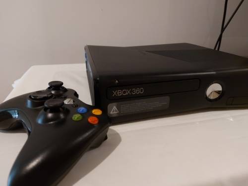 Xbox 360 Slim 250 GB with 2 controllers