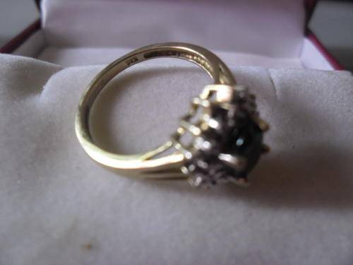 DOT MISS OUT  SOLID GOLD GOLD RING 9 CT SIZE 7