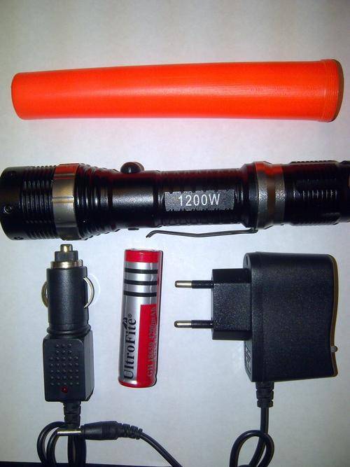 1200 Lumen Rechargeable CREE LED Torch with adjustable zoom function - Includes Glow Stick