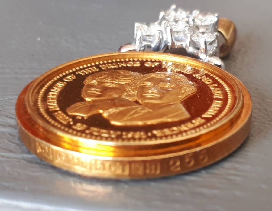 1981 ROYAL WEDDING GOLD 22CT  MEDALLION SET IN 18 CT GOLD  HOLDER : TOTAL MASS 20,59GM