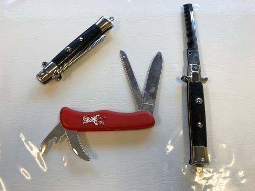 Pretend playing plastic knives - press button turns into comb