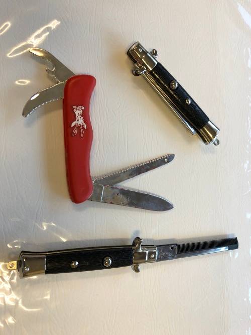 Pretend playing plastic knives - press button turns into comb