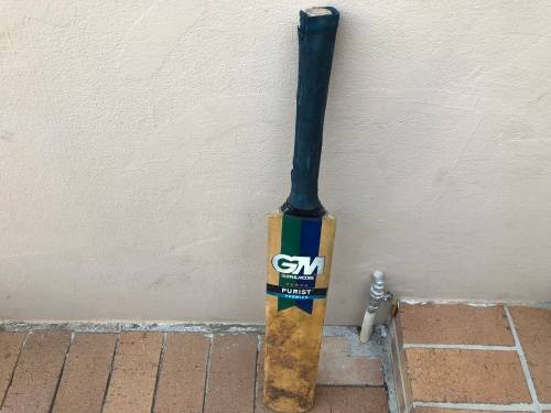 GM Purist - Very nice cricket bat at giveaway price - just needs a new grip - looks like size 5 or 6
