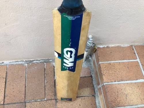 GM Purist - Very nice cricket bat at giveaway price - just needs a new grip - looks like size 5 or 6