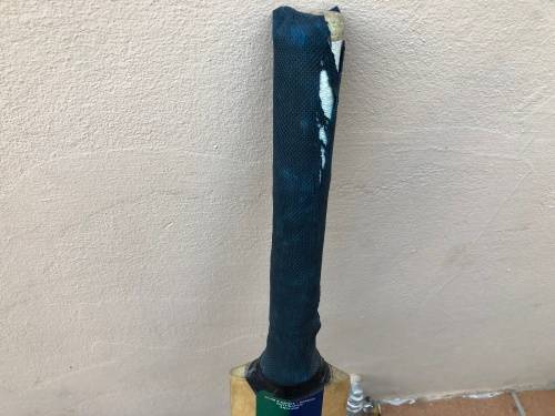 GM Purist - Very nice cricket bat at giveaway price - just needs a new grip - looks like size 5 or 6