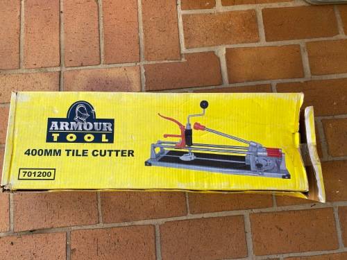 Tile cutting machine