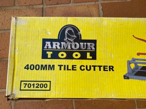 Tile cutting machine