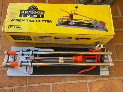 Tile cutting machine