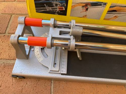 Tile cutting machine