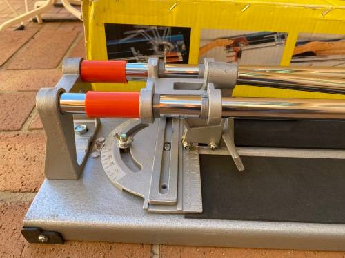 Tile cutting machine