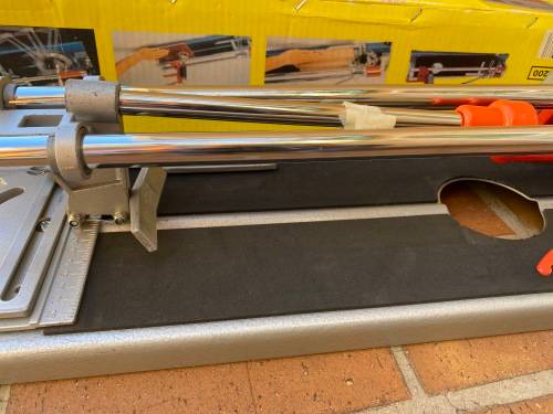 Tile cutting machine