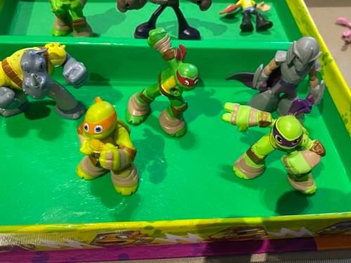 Teenage Mutant Ninja Turtles Book with figures - lovely with play mat