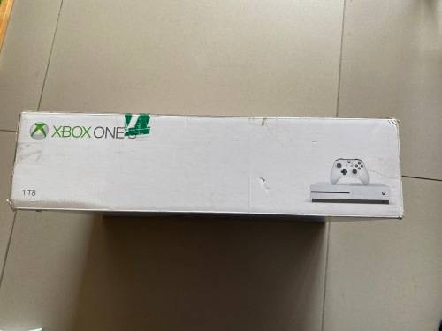 Brand new and sealed XBOX ONE S 1 T - nice