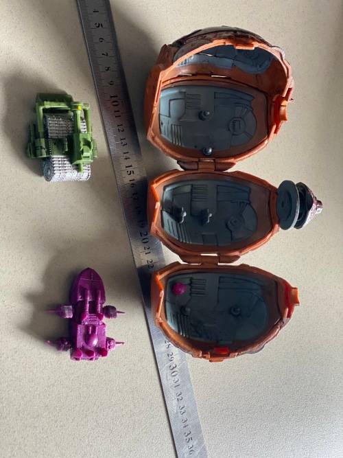 Vintage Trendmaster set which open with figures inside - 1996