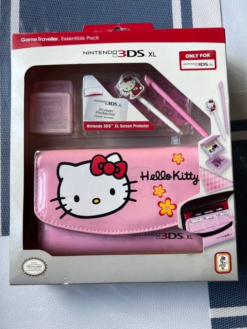 Brand new 3DS Hello Kitty game case and accessory set 3