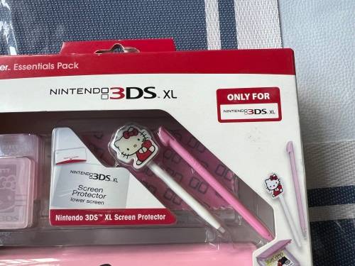 Brand new 3DS Hello Kitty game case and accessory set 3