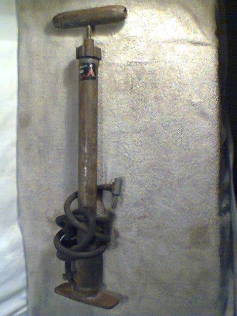 For the Collector.A Vintage Vetsak Senior Motorpome, hand car pump. All in good s/hand condition