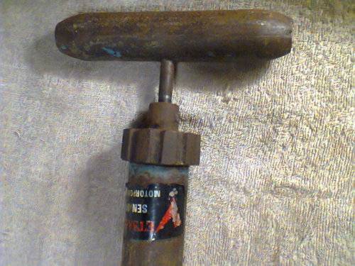 For the Collector.A Vintage Vetsak Senior Motorpome, hand car pump. All in good s/hand condition