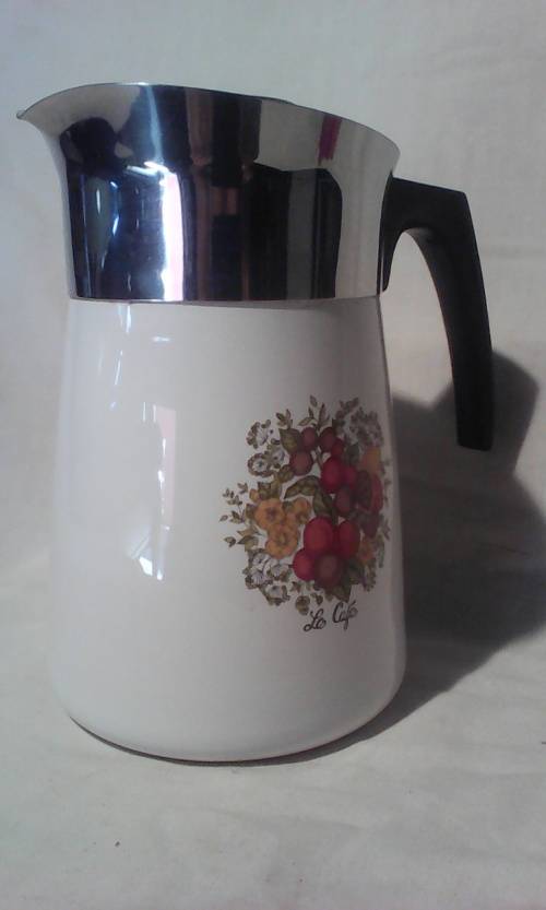 Wow a Corning Ware Kettle. A Large Awesome 6 cup complete and in good condition.Size: 220mm Tall.