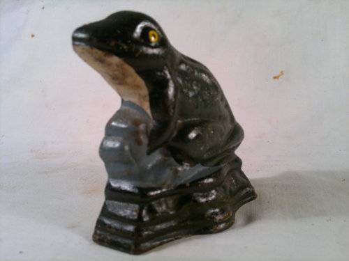 A collectible Vintage "Frog" motif Cast Iron Door stop.Ideal for display. Sold as used second hand.