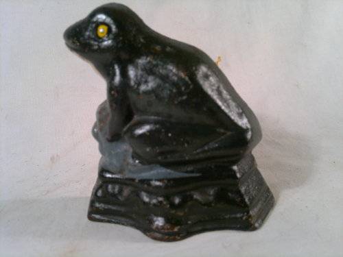 A collectible Vintage "Frog" motif Cast Iron Door stop.Ideal for display. Sold as used second hand.