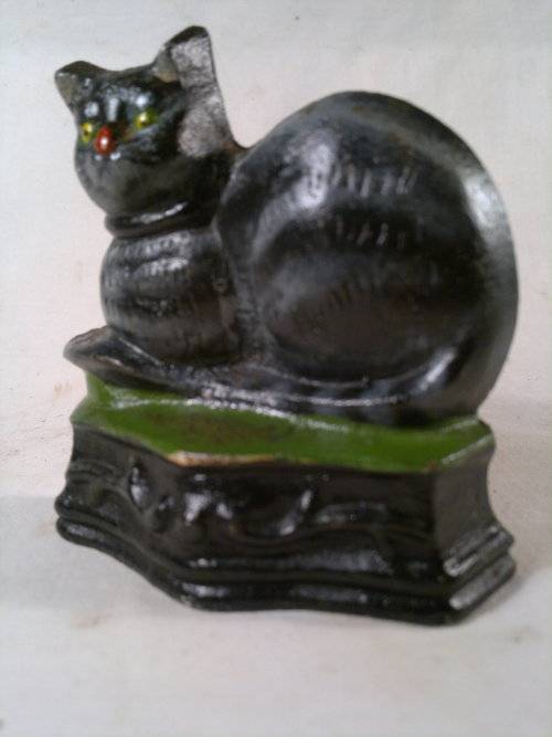 A collectible Vintage "CAT" motif Cast Iron Door stop.Ideal for display. Sold as used second hand.
