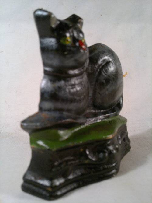 A collectible Vintage "CAT" motif Cast Iron Door stop.Ideal for display. Sold as used second hand.