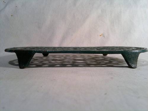 A Vintage cast iron Green Trivet with 4 feet. Ideal to use for serving. Size:150mm Wide x 250mm Long