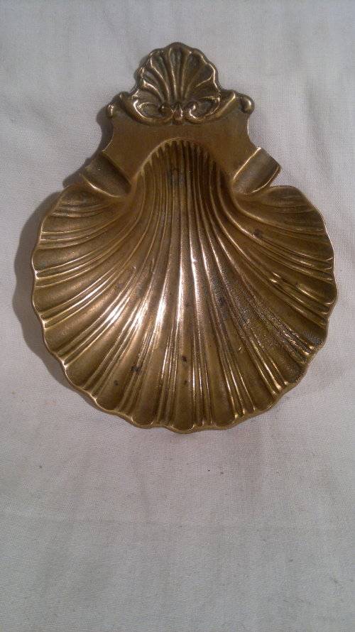 Wow A Vintage collectible heavy Brass cast Shell for that special elegaint guest barthroom