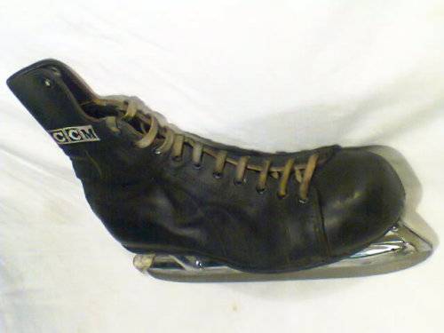 Man cave Sport memorabilia , Old senior Ice Hockey Skating Boots . (CCM 102/3" ) made in Canada