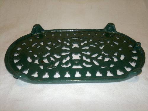 A Vintage cast iron Green Trivet with 4 feet. Ideal to use for serving. Size:150mm Wide x 250mm Long