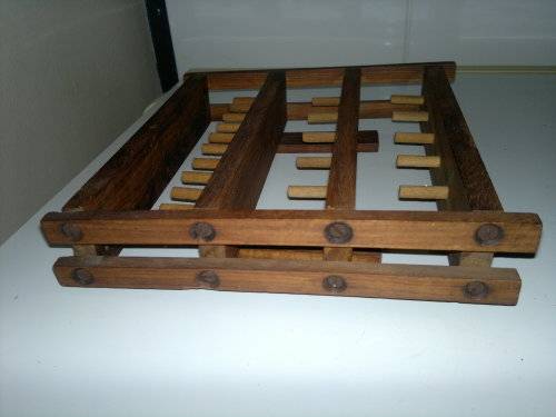 A 1950`s Vintage 3 rows wooden Thread Tolljies Fold up holder. Size folded: 230mm x 225mm.
