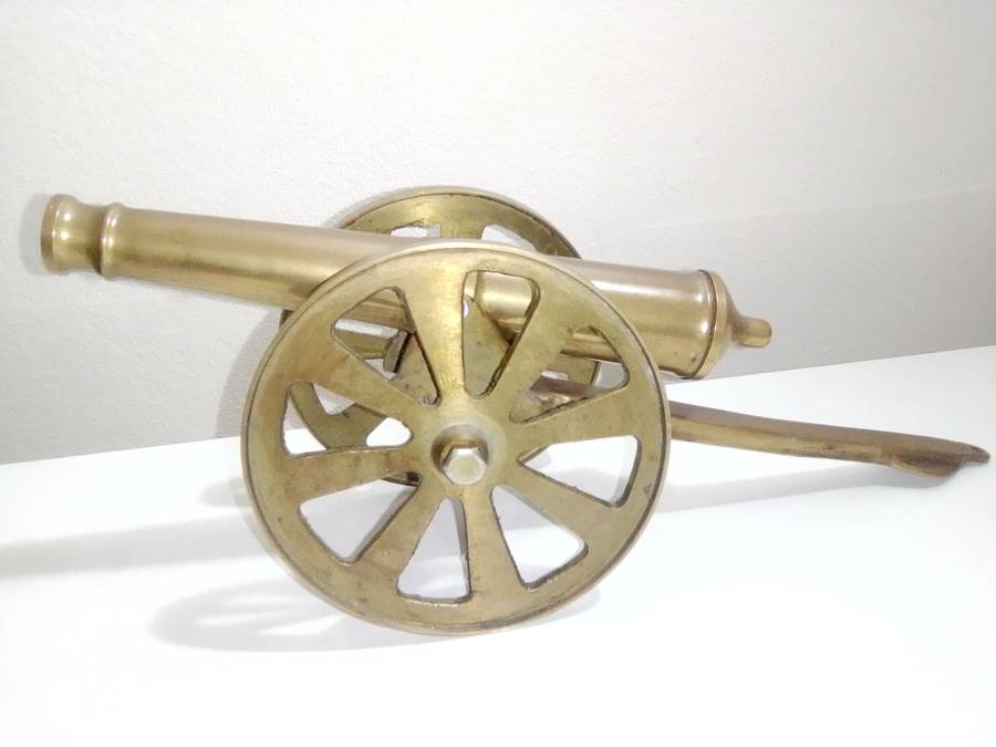 A Impressive Very Heavy Solid Brass Canon` Made by `LEONARD` Size : 30cm long x 8cm wide.