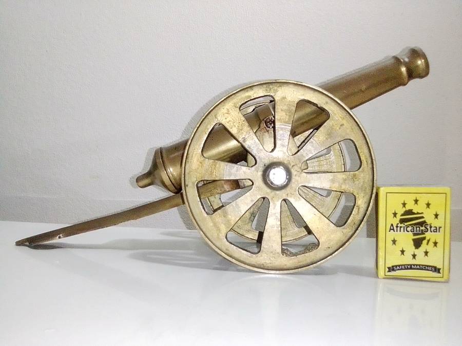 A Impressive Very Heavy Solid Brass Canon` Made by `LEONARD` Size : 30cm long x 8cm wide.