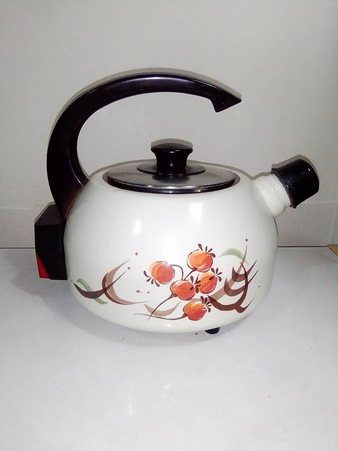 A Hendlers whistling white Enamel manual 3 footed electric 3Lt Kettle a flower motif.