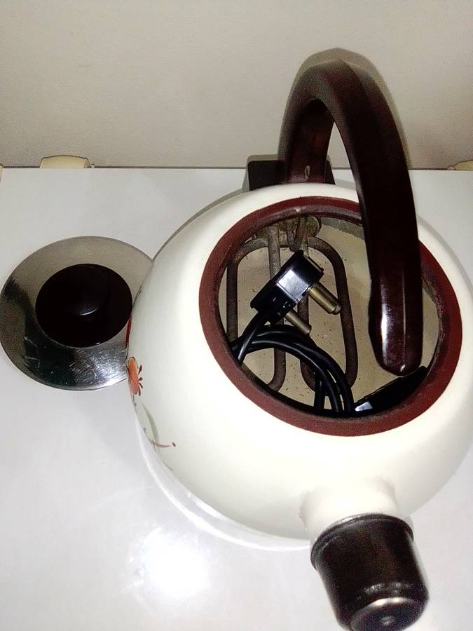 A Hendlers whistling white Enamel manual 3 footed electric 3Lt Kettle a flower motif.