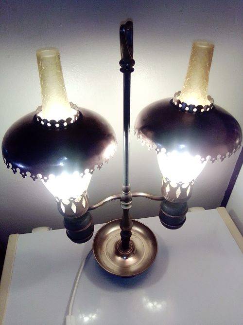 1900`s. 47cm tall table lamp.Solid brass and porcelain base,unusual frosted mantels, copper shades.