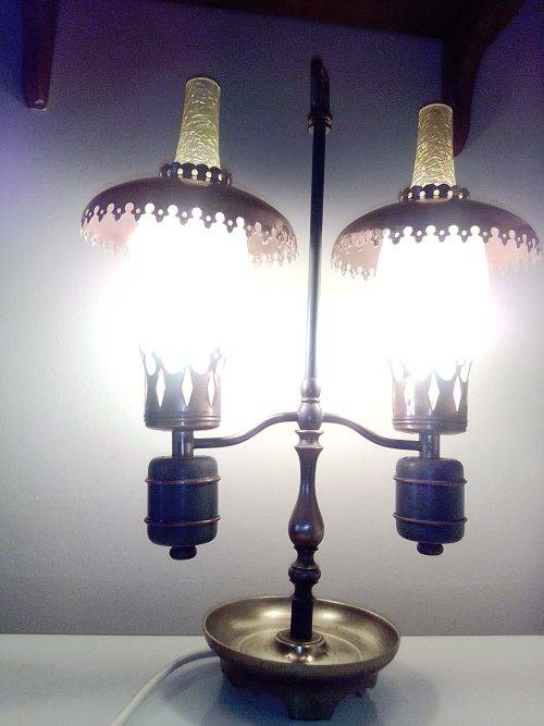 1900`s. 47cm tall table lamp.Solid brass and porcelain base,unusual frosted mantels, copper shades.