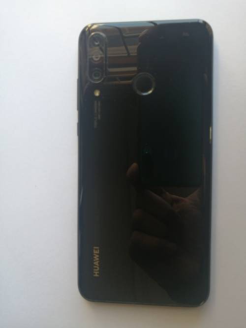 Huawei P30 Lite Cellphone in Great condition - Back cover included