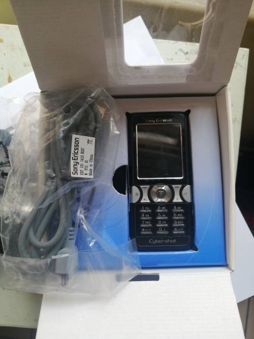 Vintage Sony Ericsson K550i Cellphone withy all accessories and Charger