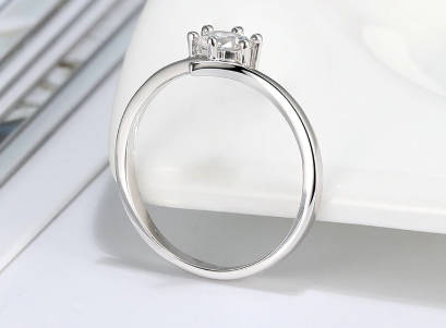 The S925 Silver Solitaire Engagement Ring
