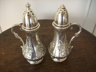 SALT & PEPPER SET.  SILVER PLATE.